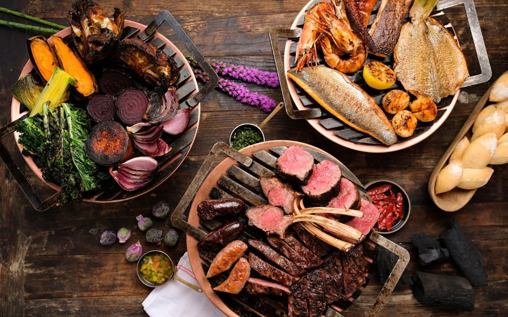 Mesa elegante en restaurante Faena Los Fuegos de Miami Beach — experiencia gastronómica de lujo
