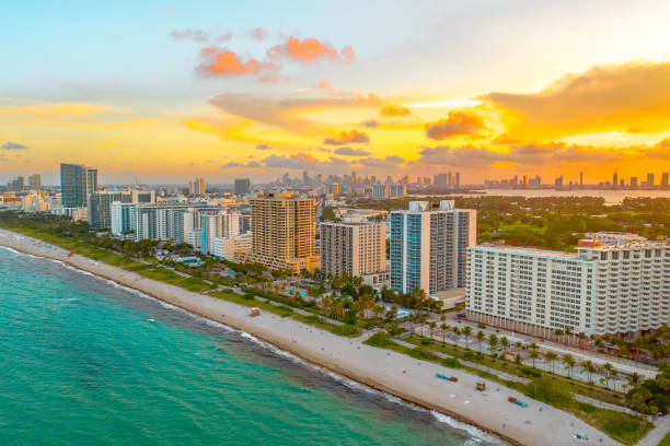 Vista aérea del atardecer sobre Miami — celebración del 4 de julio y el Mundial 2026